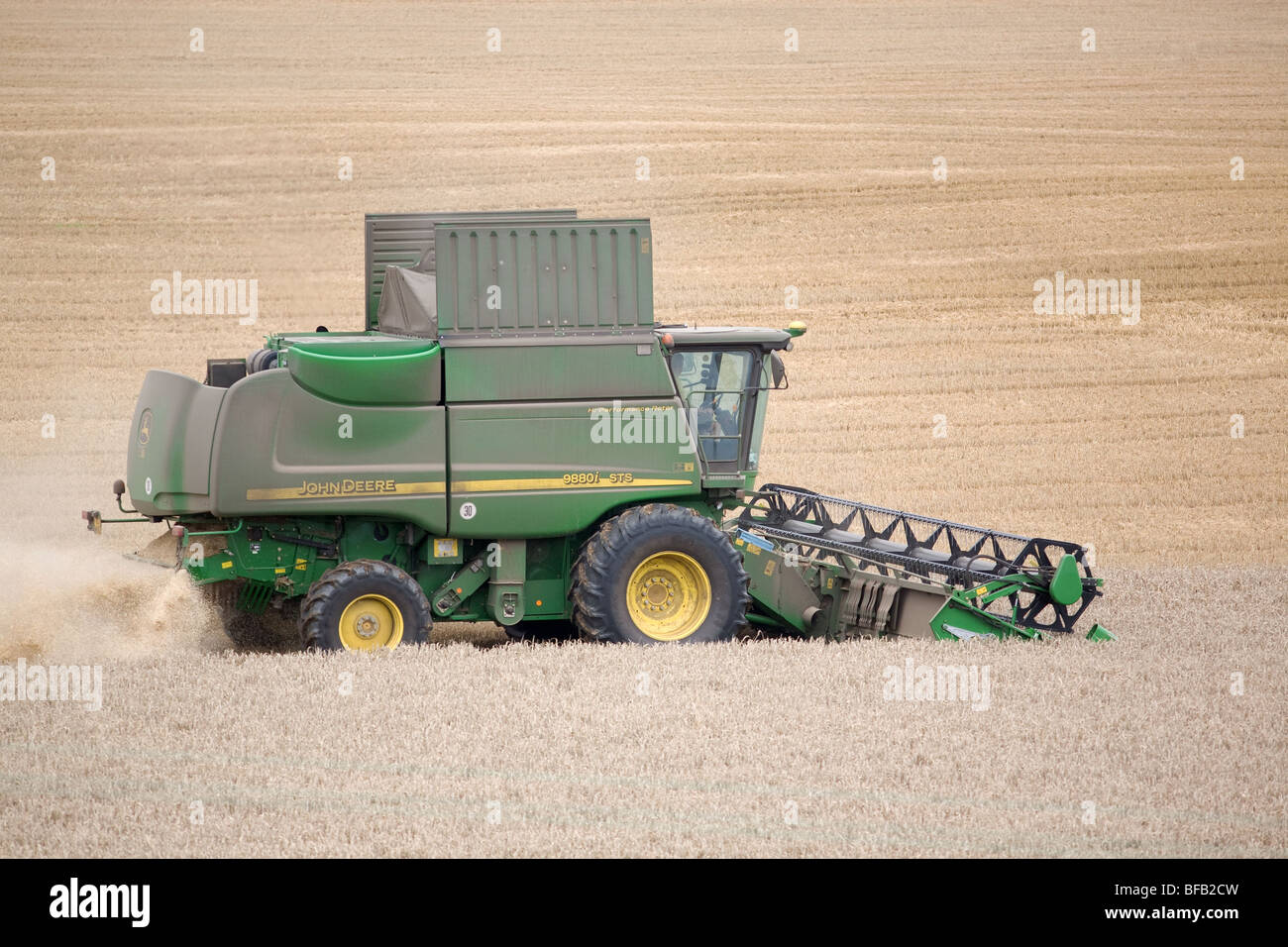 Moissonneuse-batteuse John Deere la récolte du blé dans le Lincolnshire Fens Banque D'Images