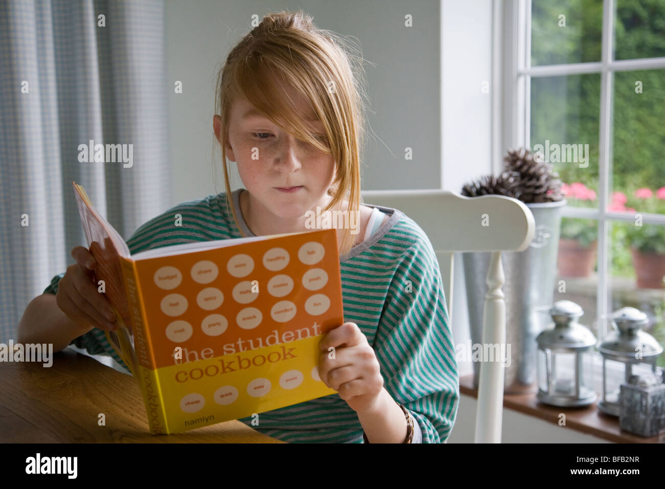 Une jeune fille lit un livre de l'élève. Banque D'Images