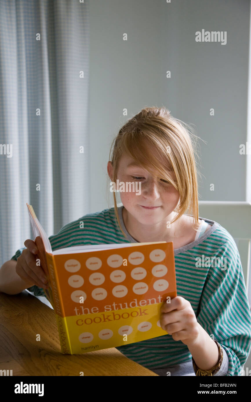 Une jeune fille lit un livre de l'élève. Banque D'Images