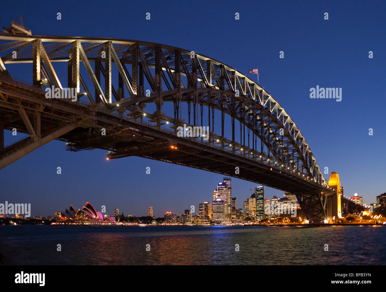 Le Sydney Harbour Bridge et l'Opéra de Sydney au crépuscule Banque D'Images