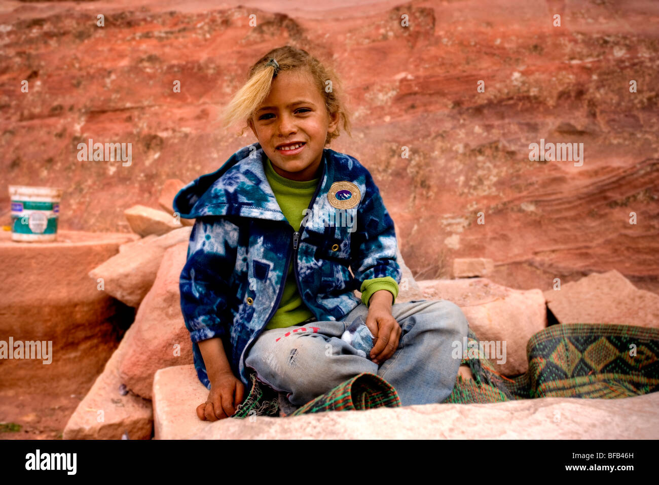 Jeune fille bédouine s'assit, Wadi Al-Farasa, Petra, Jordanie Banque D'Images