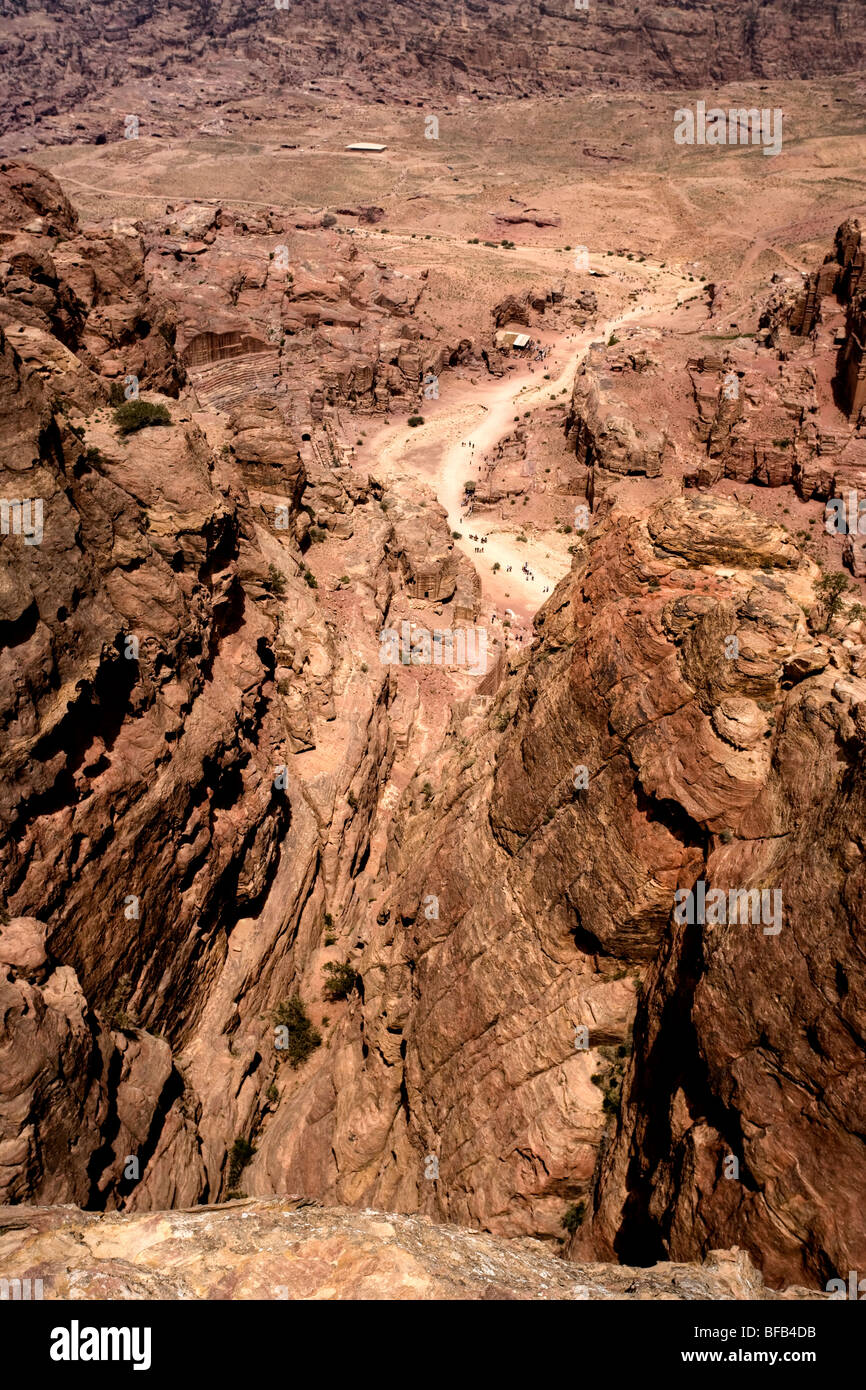 Vue vers le bas de la vallée rocheuse, Petra, Jordanie Banque D'Images