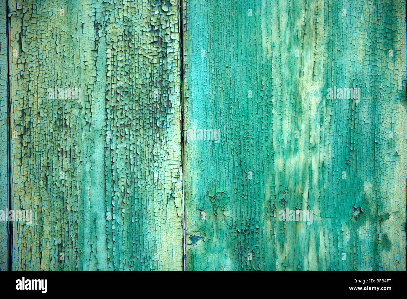 Gros plan de peinture écaillée sur bois, peinture de levage rustique Banque D'Images