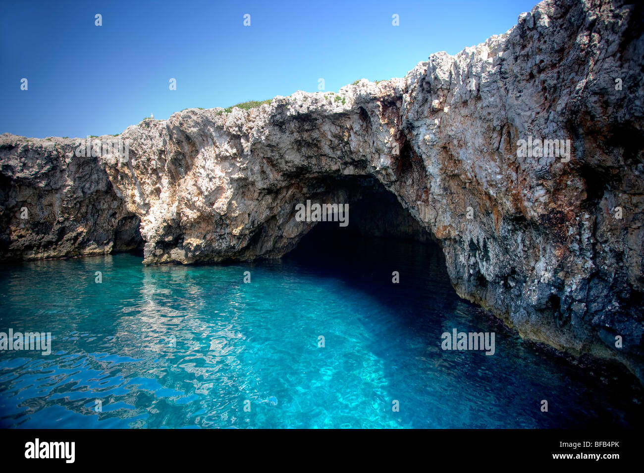 Entrée de la Grottes vertes, l'île de Vis, Croatie Banque ...