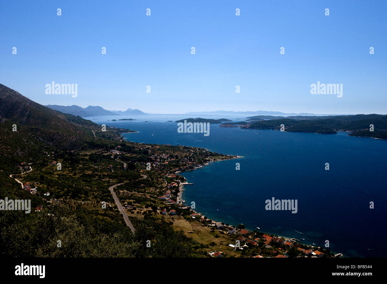 Vue sur l'île de Korcula à partir de la péninsule de Peljesac Mljet avec en arrière-plan, Croatie Banque D'Images
