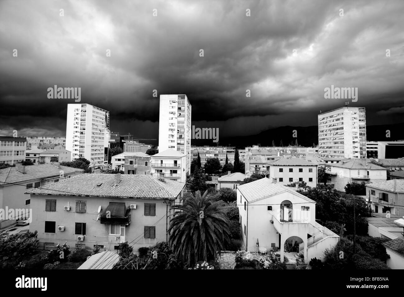 Nuages de tempête dramatiques sur l'horizon de Split, Croatie Banque D'Images