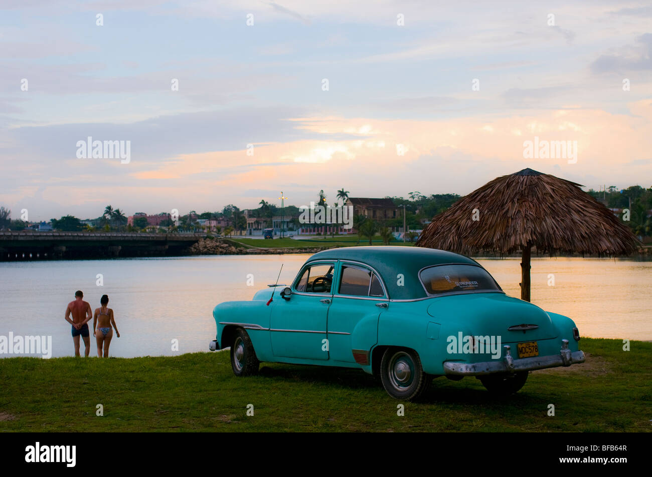 1950 voiture américaine au crépuscule, Matanzas, Cuba Banque D'Images