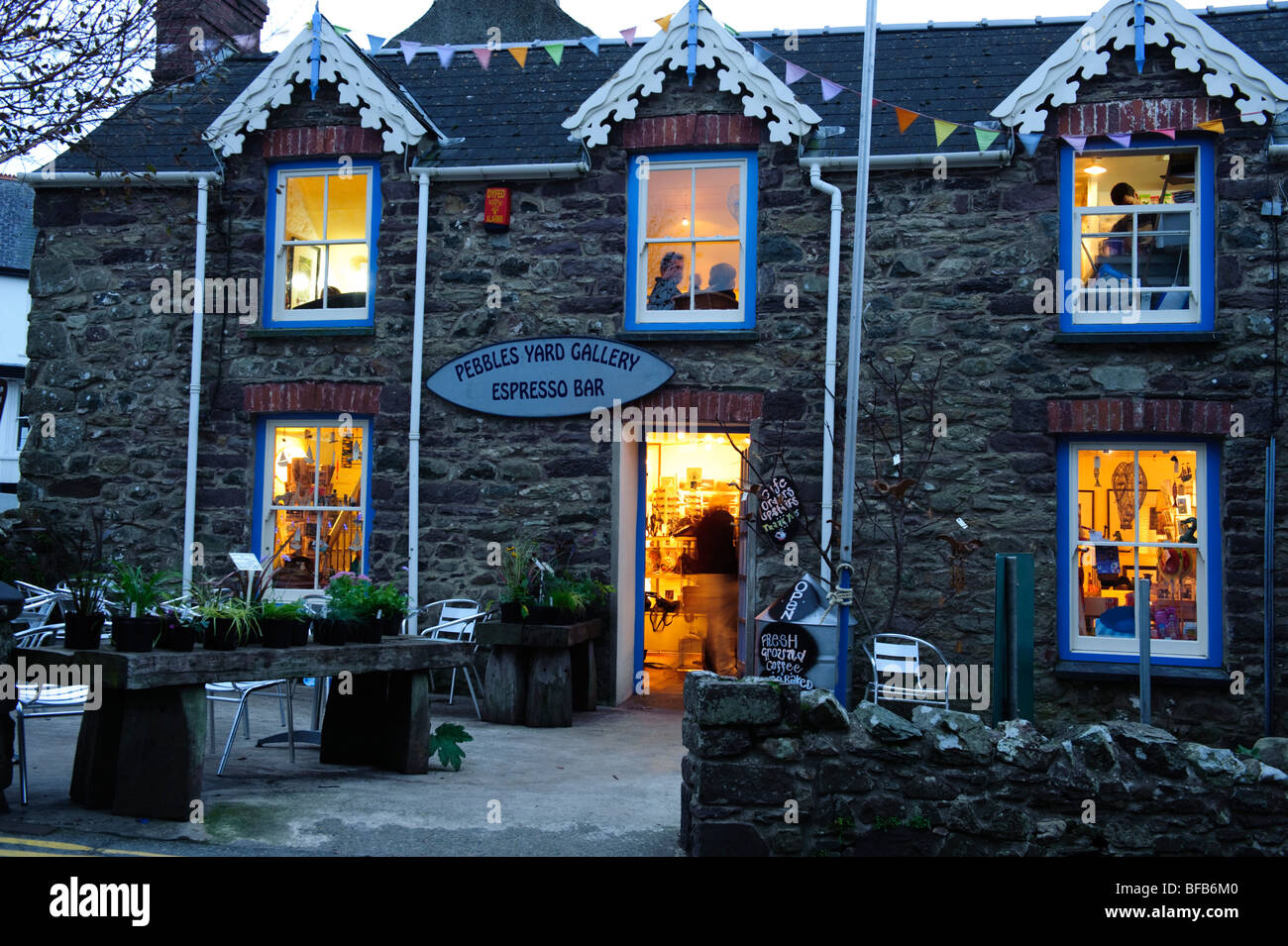 Café bistro restaurant Pebbles boutique artisanat et galerie , soir, St Davids city, Pembrokeshire Wales UK Banque D'Images