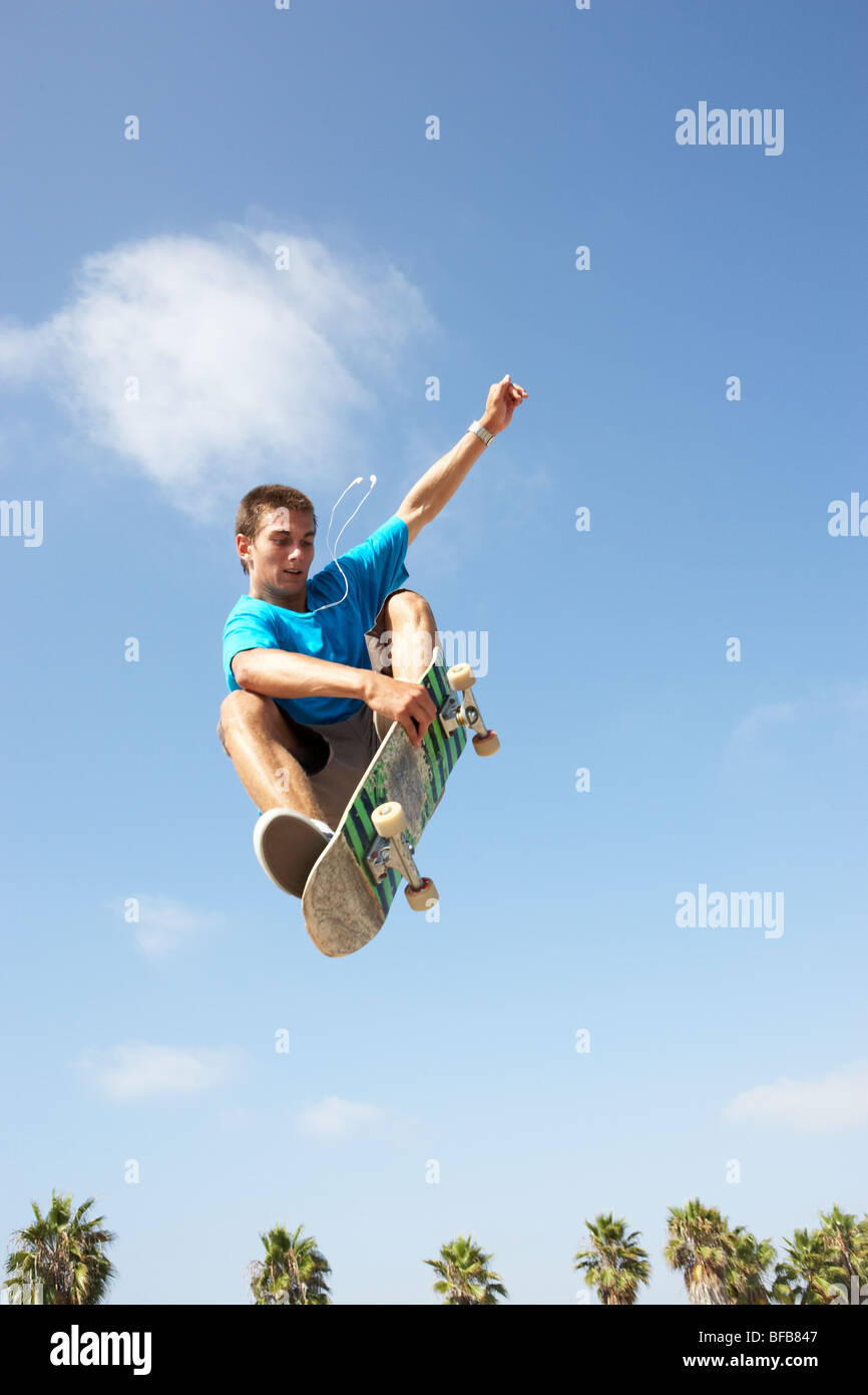 Teenage Boy dans un planchodrome Banque D'Images