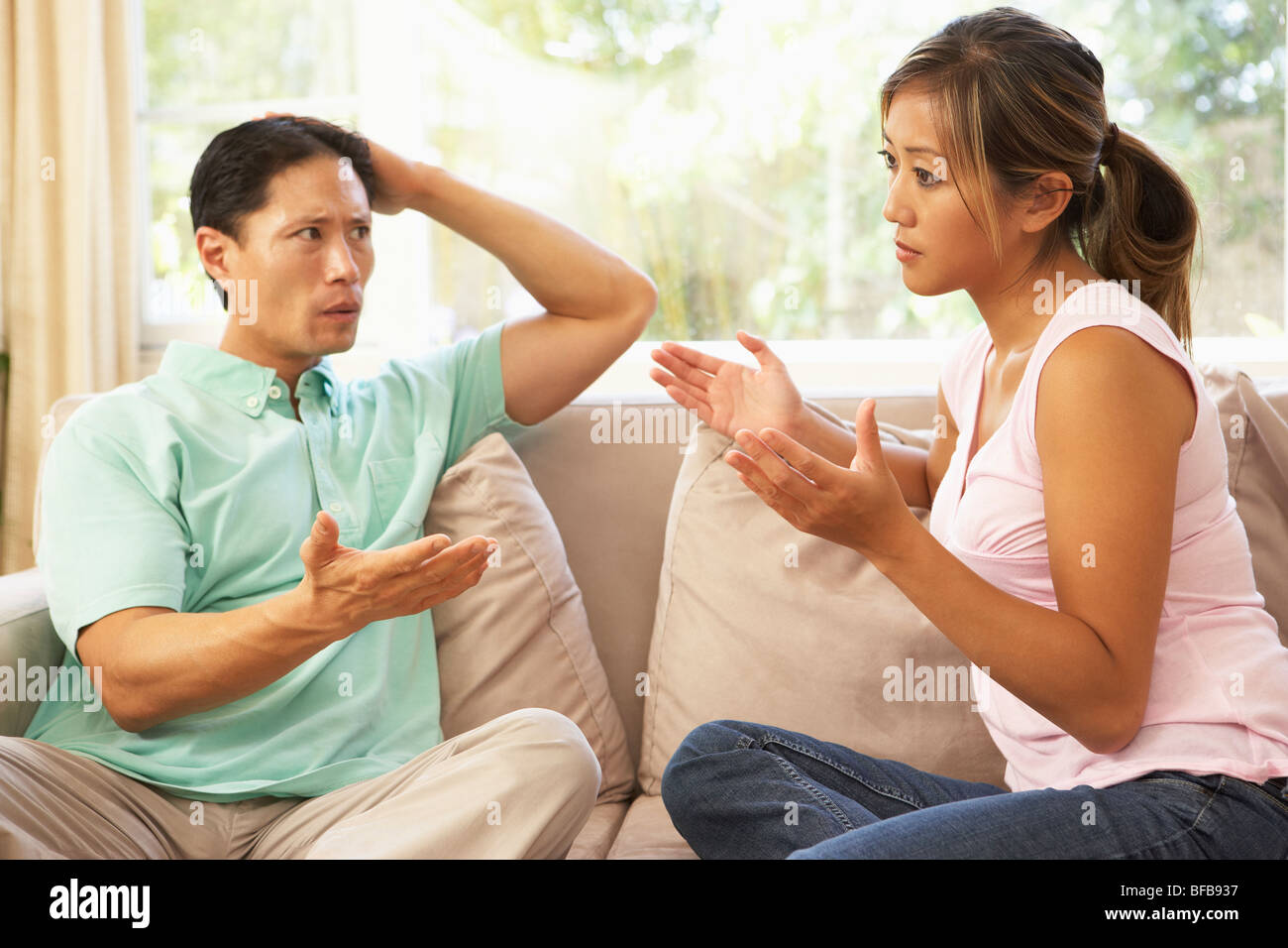 Young Couple Having Argument At Home Banque D'Images