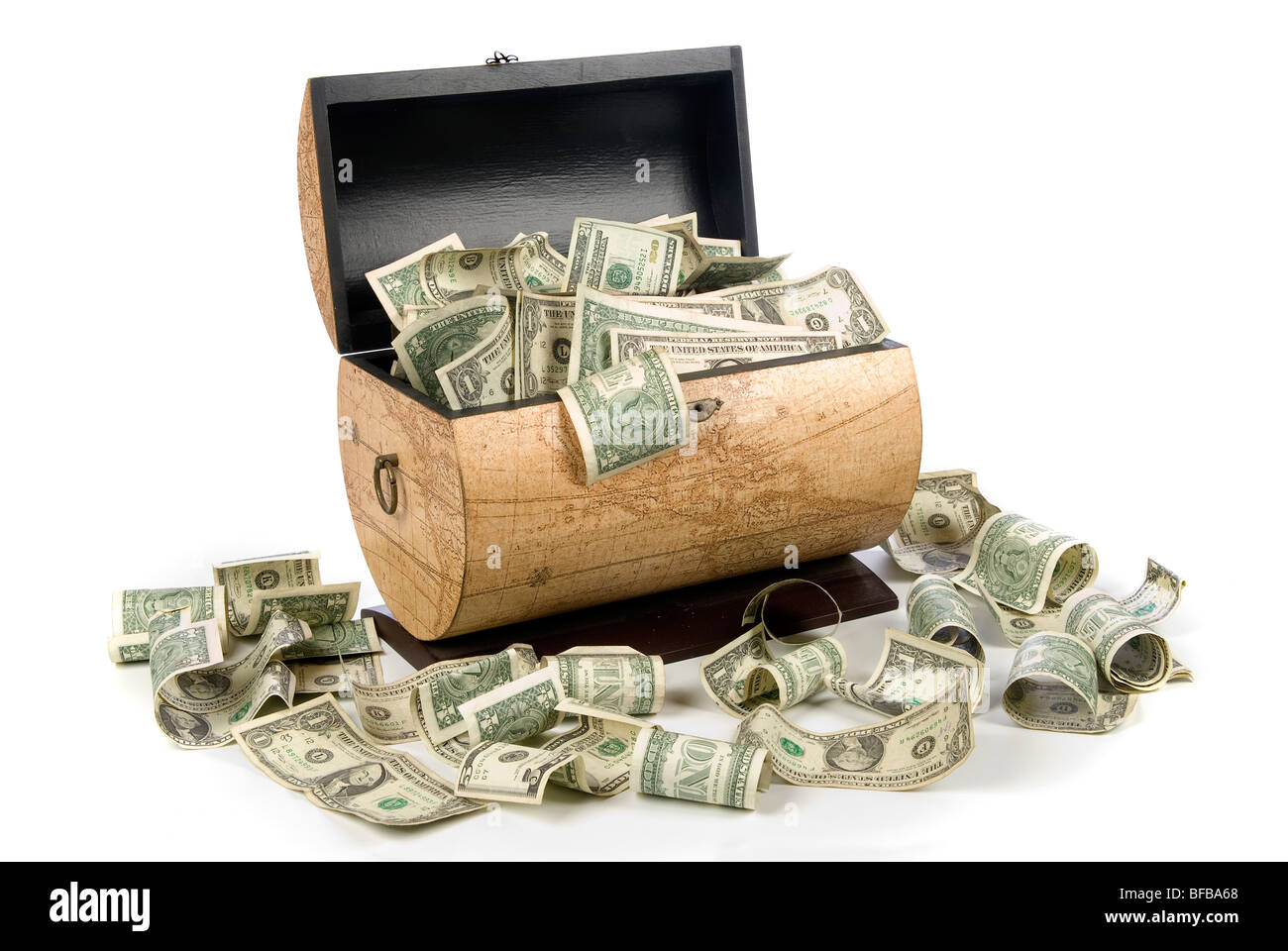 Une caisse pleine d'argent est bon pour l'aide financière, économique, de retraite et d'épargne des inférences. Banque D'Images