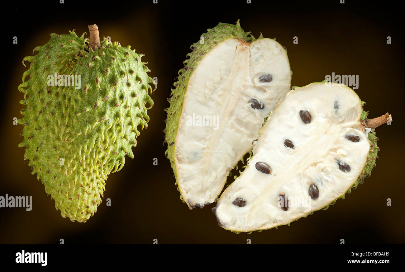 Corossol, fruit Annona muricata, extérieur et intérieur de la chair. Guanábana (Espagnol, Portugais) graviola Banque D'Images