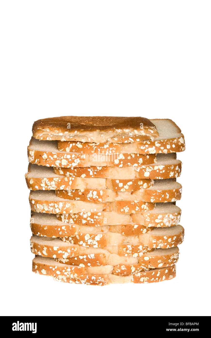 Un pain de farine empilés en tranches de pain d'avoine isolé sur blanc. Banque D'Images