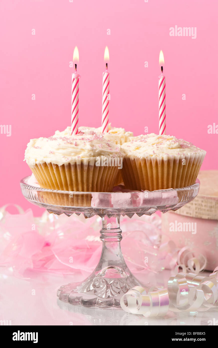 Cupcakes d'anniversaire avec des bougies - thème rose Banque D'Images