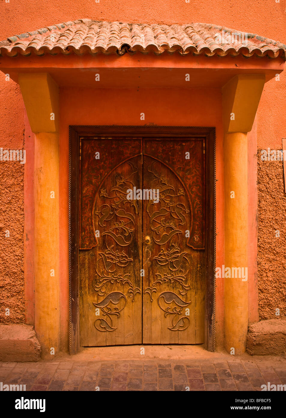 Marrakech, Maroc - porte dans la médina. Banque D'Images
