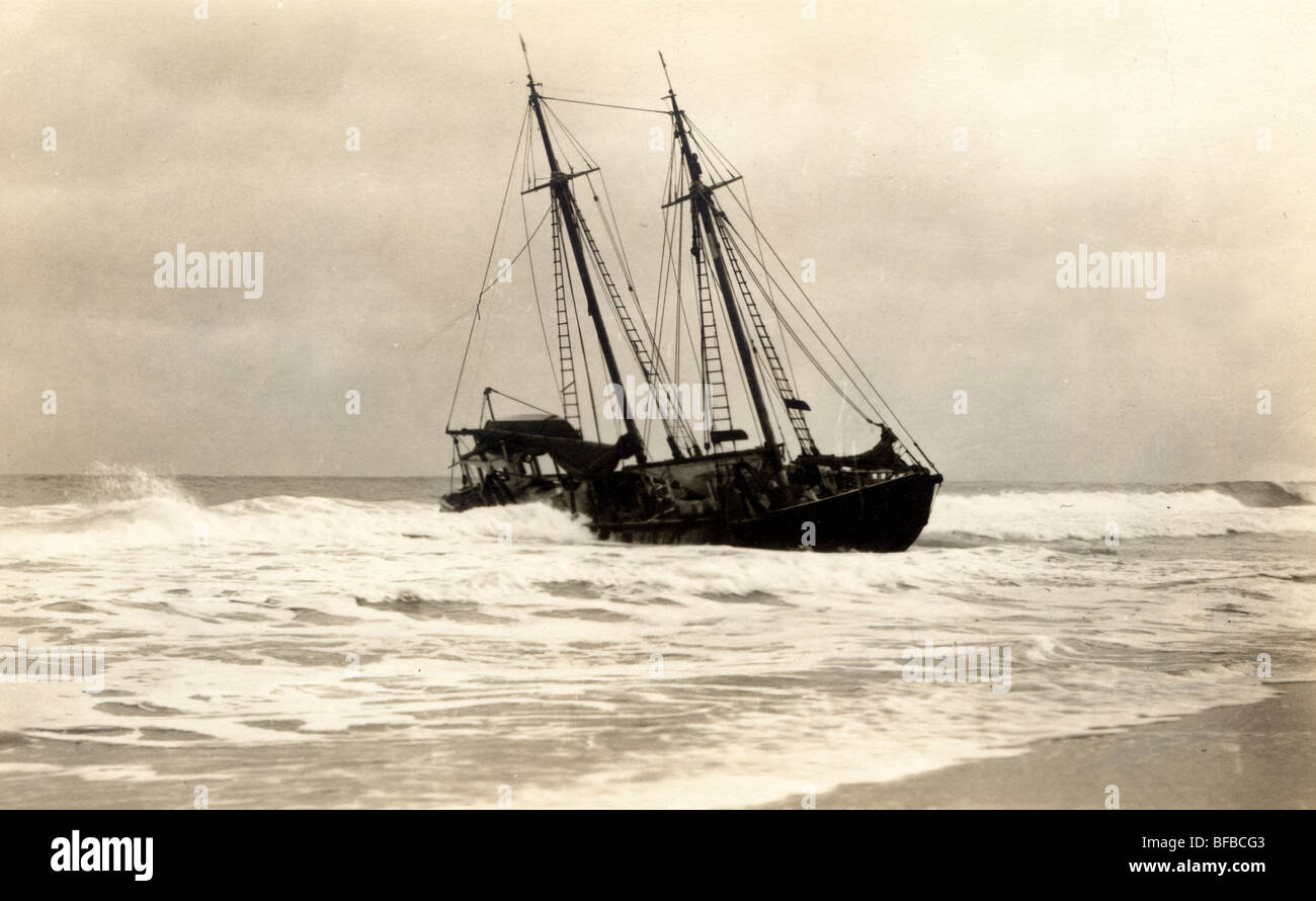 Naufrage près de la côte aidé par navire de sauvetage Banque D'Images