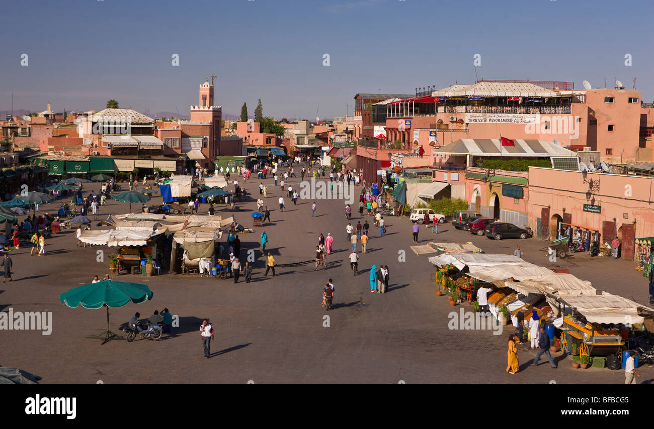 Marrakech, Maroc - les gens à la place Djemaa el-Fna place principale dans la médina. Banque D'Images