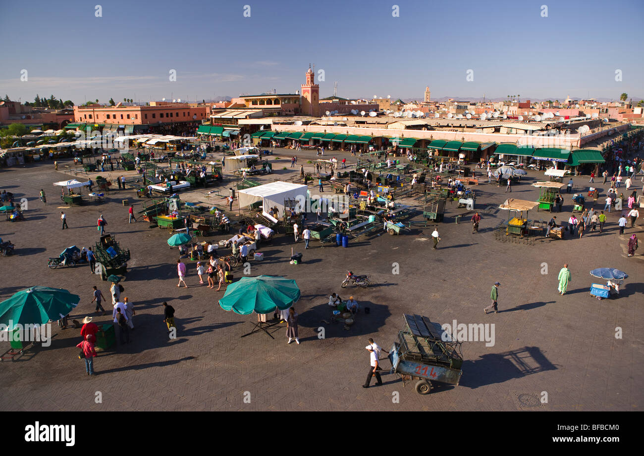 Maroc - Marrakech, Place Djemaa el-Fna place principale dans la médina. Banque D'Images