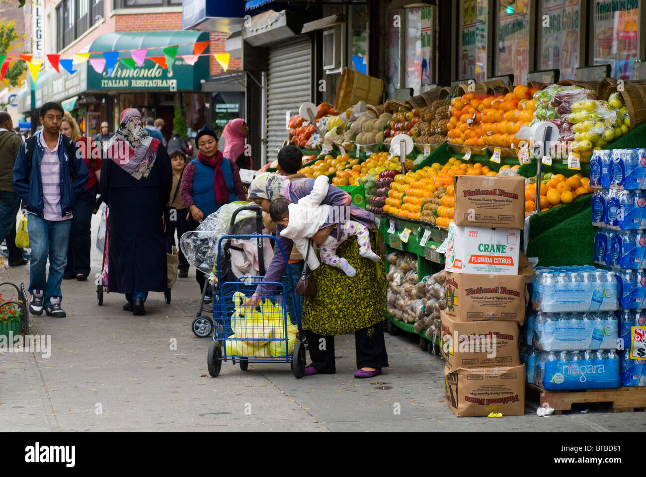 Shopping pour produire dans une épicerie dans le quartier de Jackson Heights dans le Queens, New York Banque D'Images