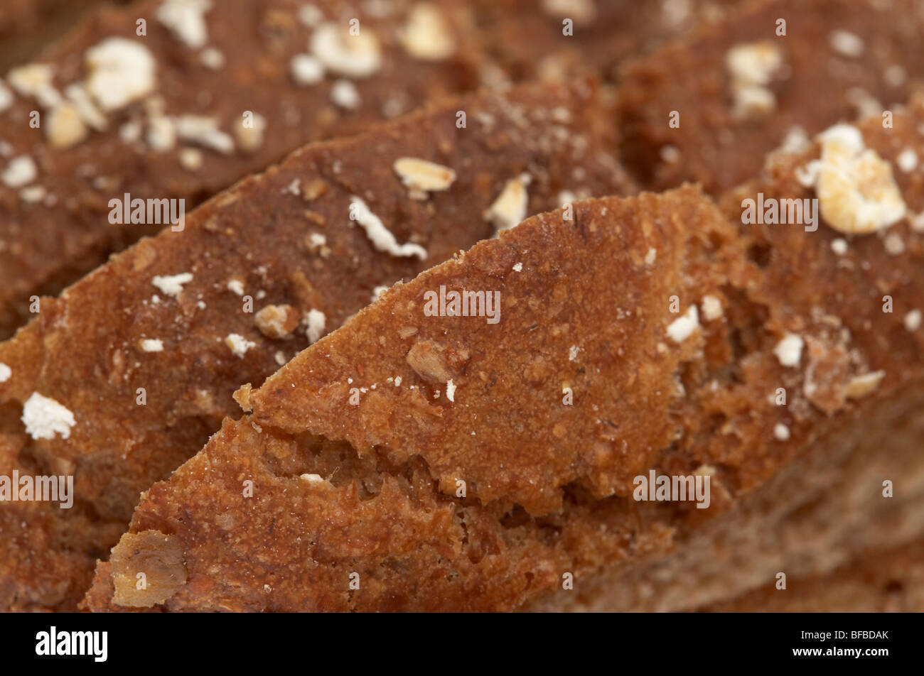 Close up de tranches de pain brun irlandais wheaten soda fabriqués en masse et pré tranchage Banque D'Images