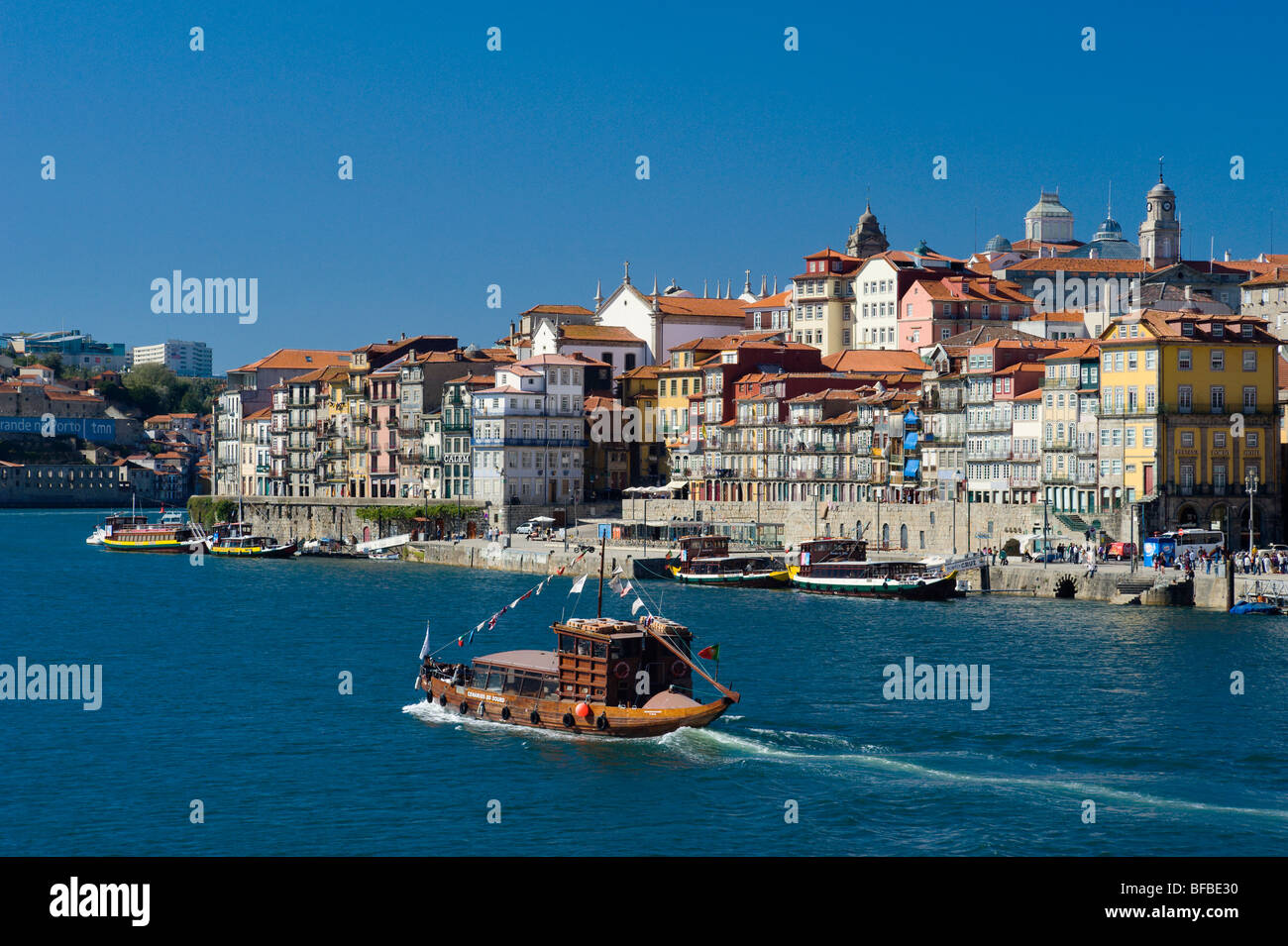 Portugal, Porto, le quartier de Ribeira sur le fleuve Douro avec ferry boats touristiques Banque D'Images