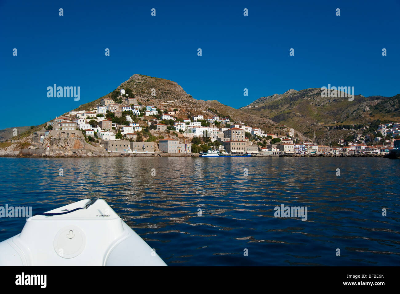 Proue de bateau gonflable approchant le port d'Hydra, Grèce Banque D'Images