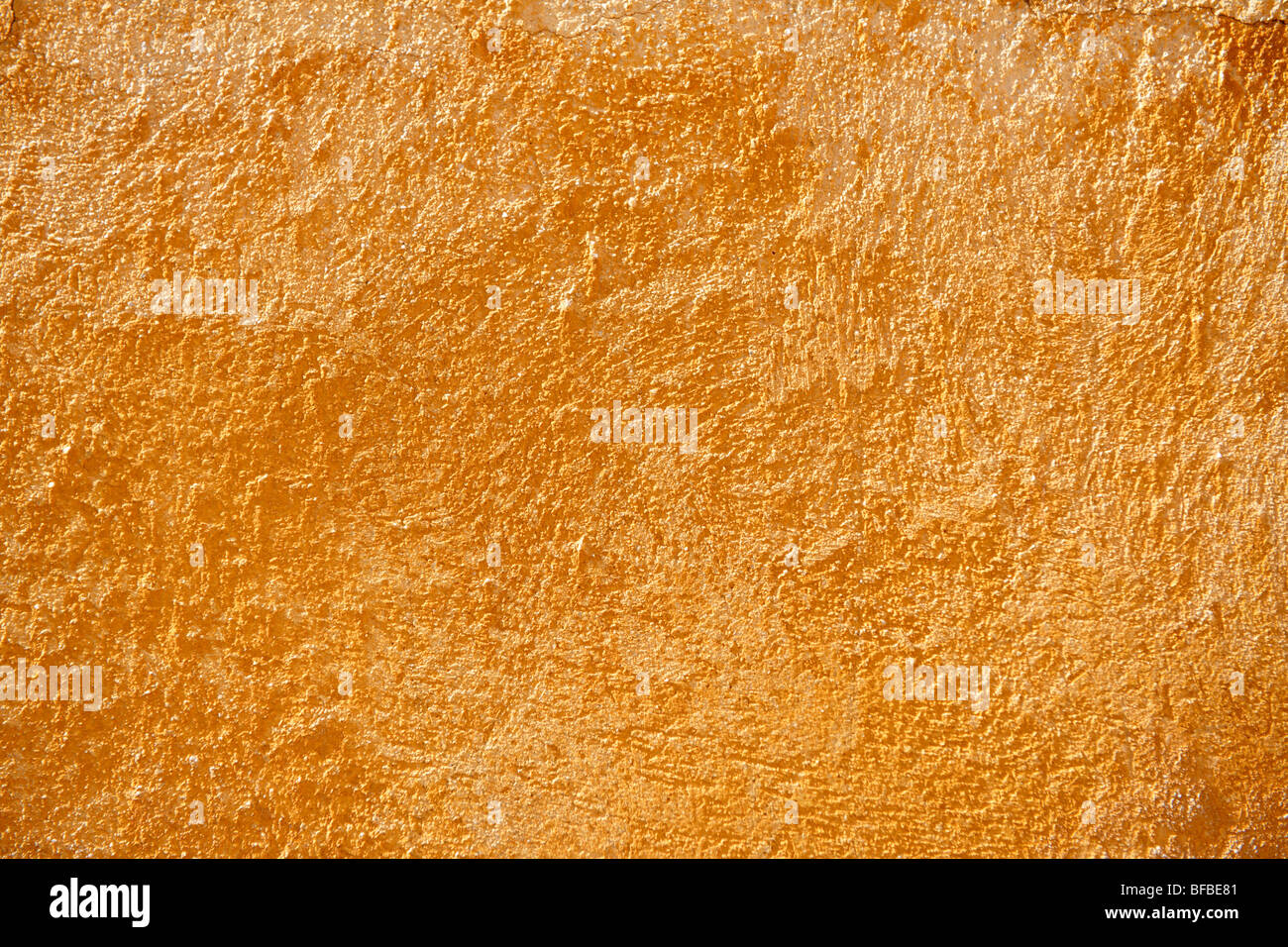 Mur de platère peint en jaune orange avec surface de peinture vieillissante, texture rustique Banque D'Images