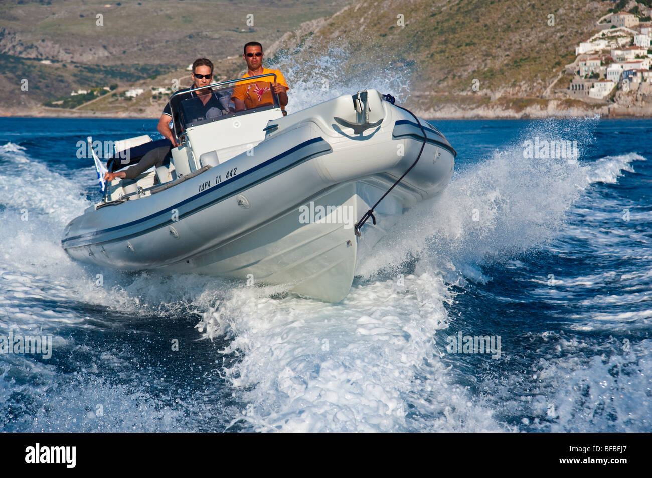 Bateau gonflable après en service le long du littoral de l'île d'Hydra, Grèce Banque D'Images