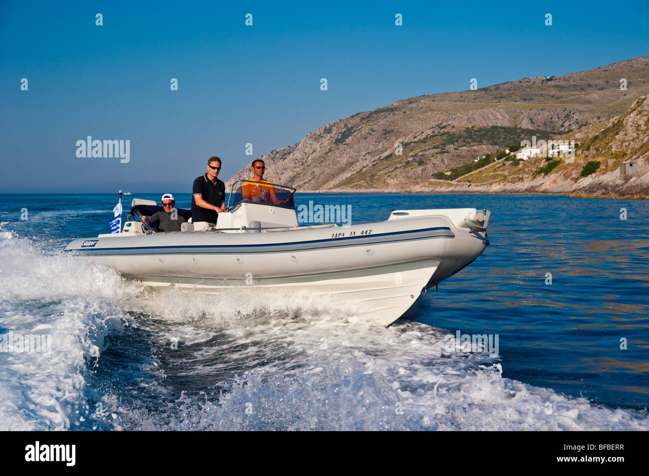 Bateau gonflable après en service le long du littoral de l'île d'Hydra, Grèce Banque D'Images