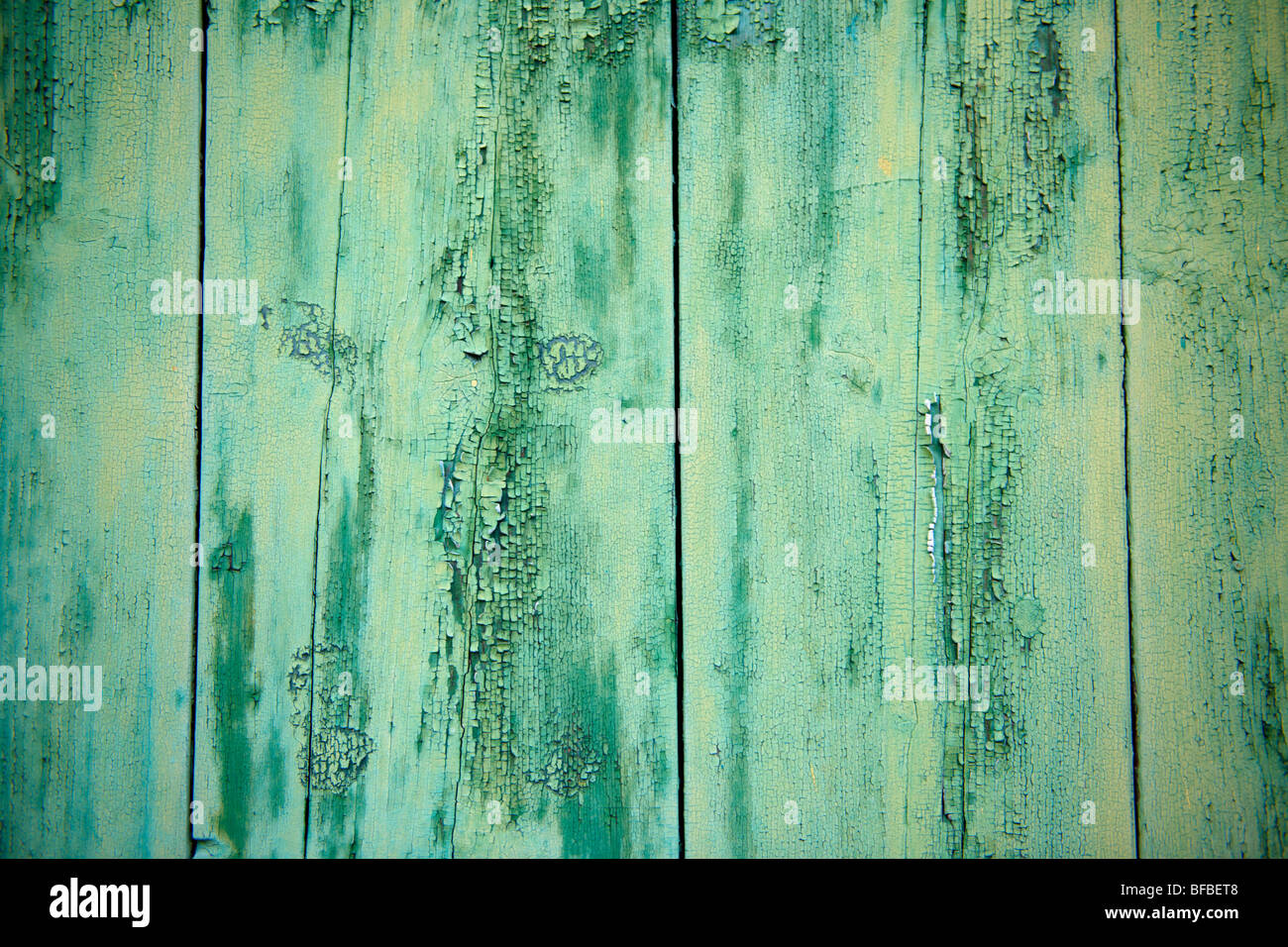 Gros plan de peinture écaillée sur bois, peinture de levage rustique Banque D'Images