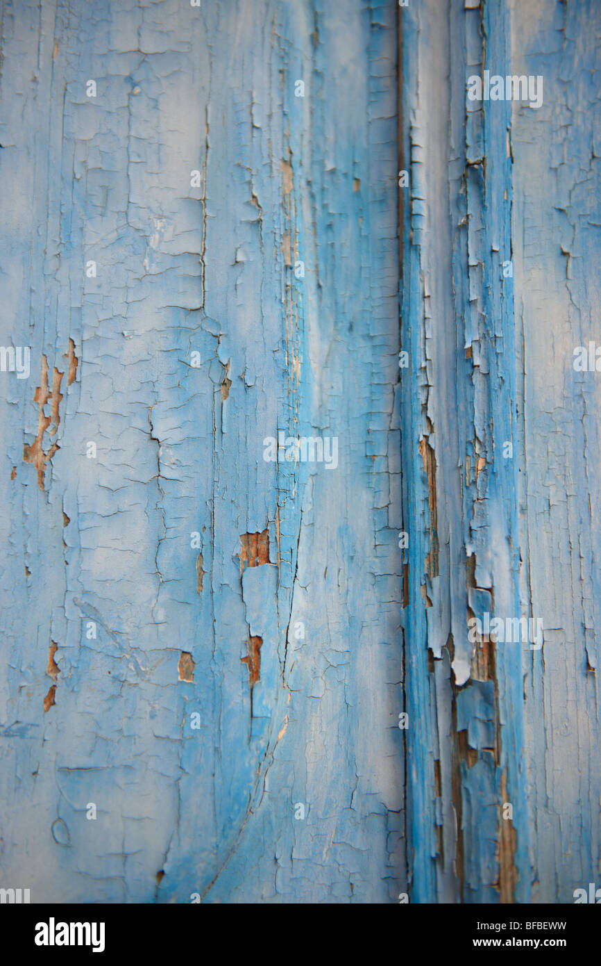 Gros plan de peinture écaillée sur bois, peinture de levage rustique Banque D'Images