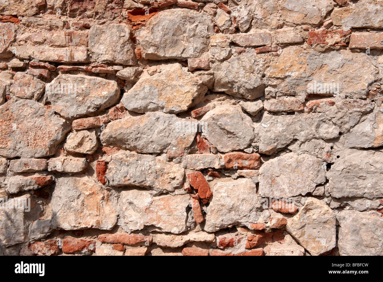 Gros plan de vieux mur de briques rouges avec des briques endommagées, textures urbaines Banque D'Images
