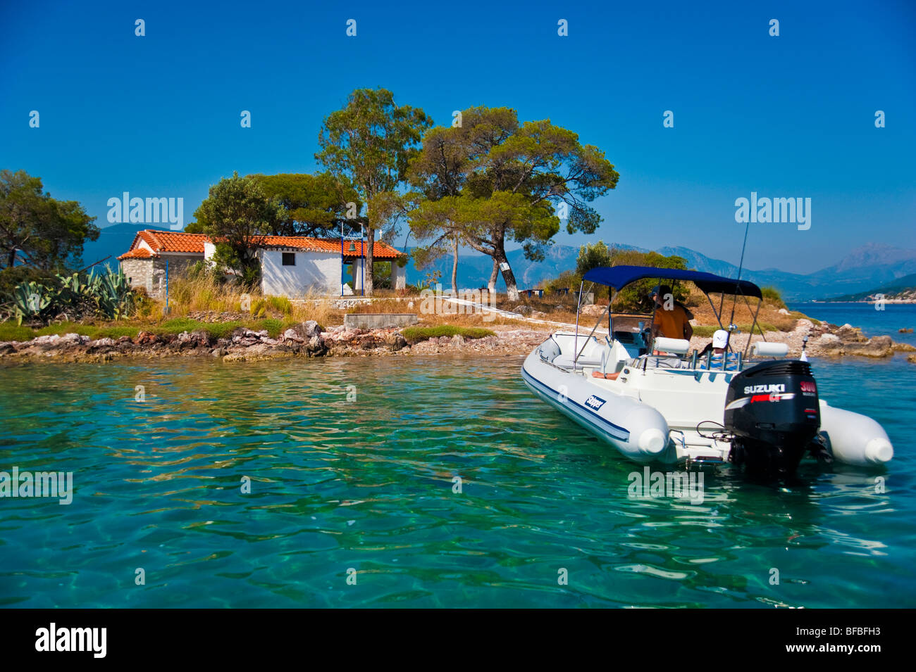 L'ancrage de bateaux gonflables à l'avant de l'île près de Poros, Grèce Banque D'Images