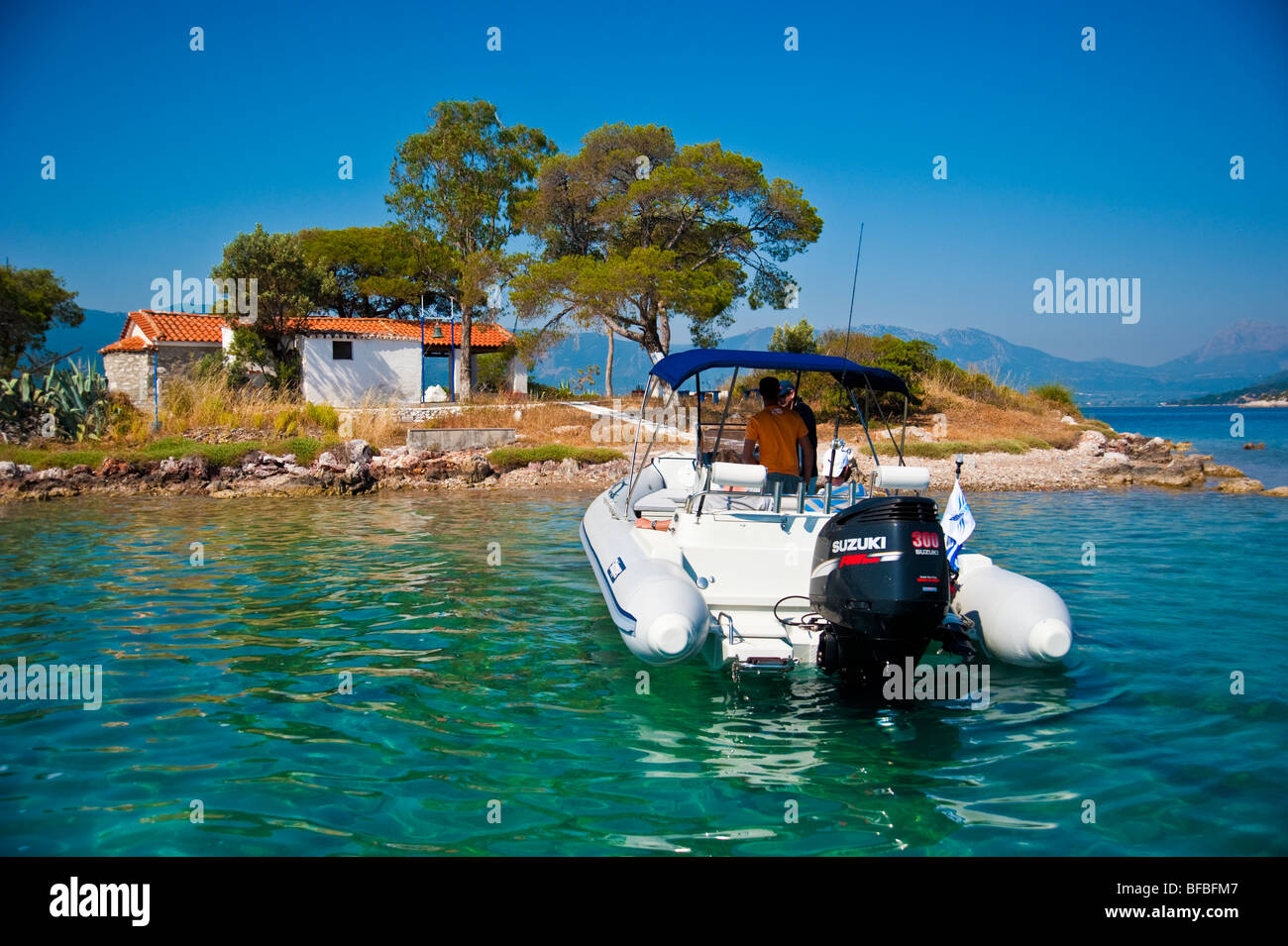 L'ancrage de bateaux gonflables à l'avant de l'île près de Poros, Grèce Banque D'Images