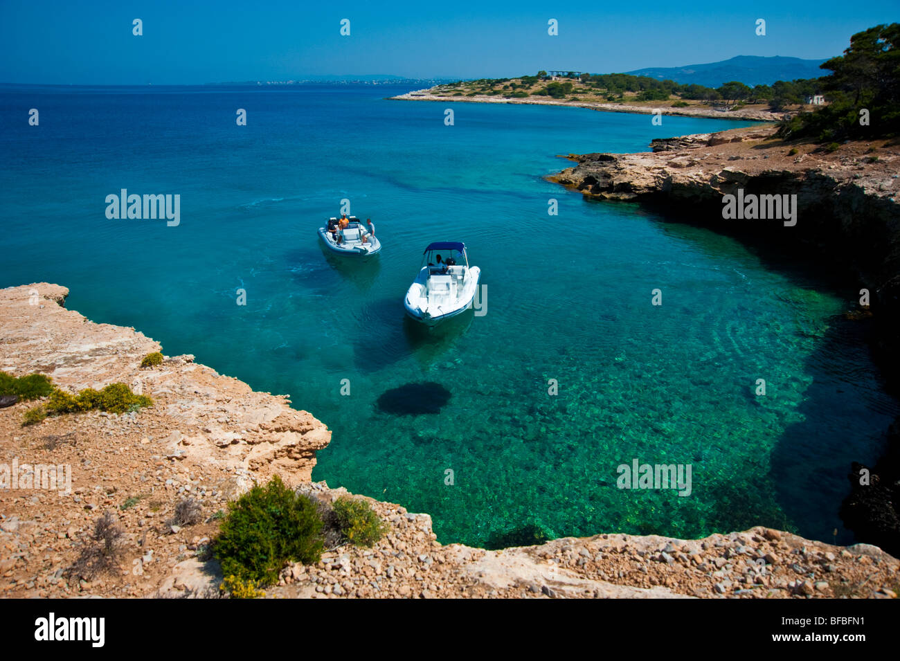 Deux bateaux gonflables à blue bay, Saroic Golf, Grèce Banque D'Images