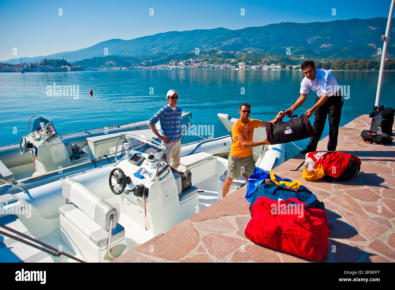 Remise assurance pour bateaux gonflables à Poros. Grèce Banque D'Images