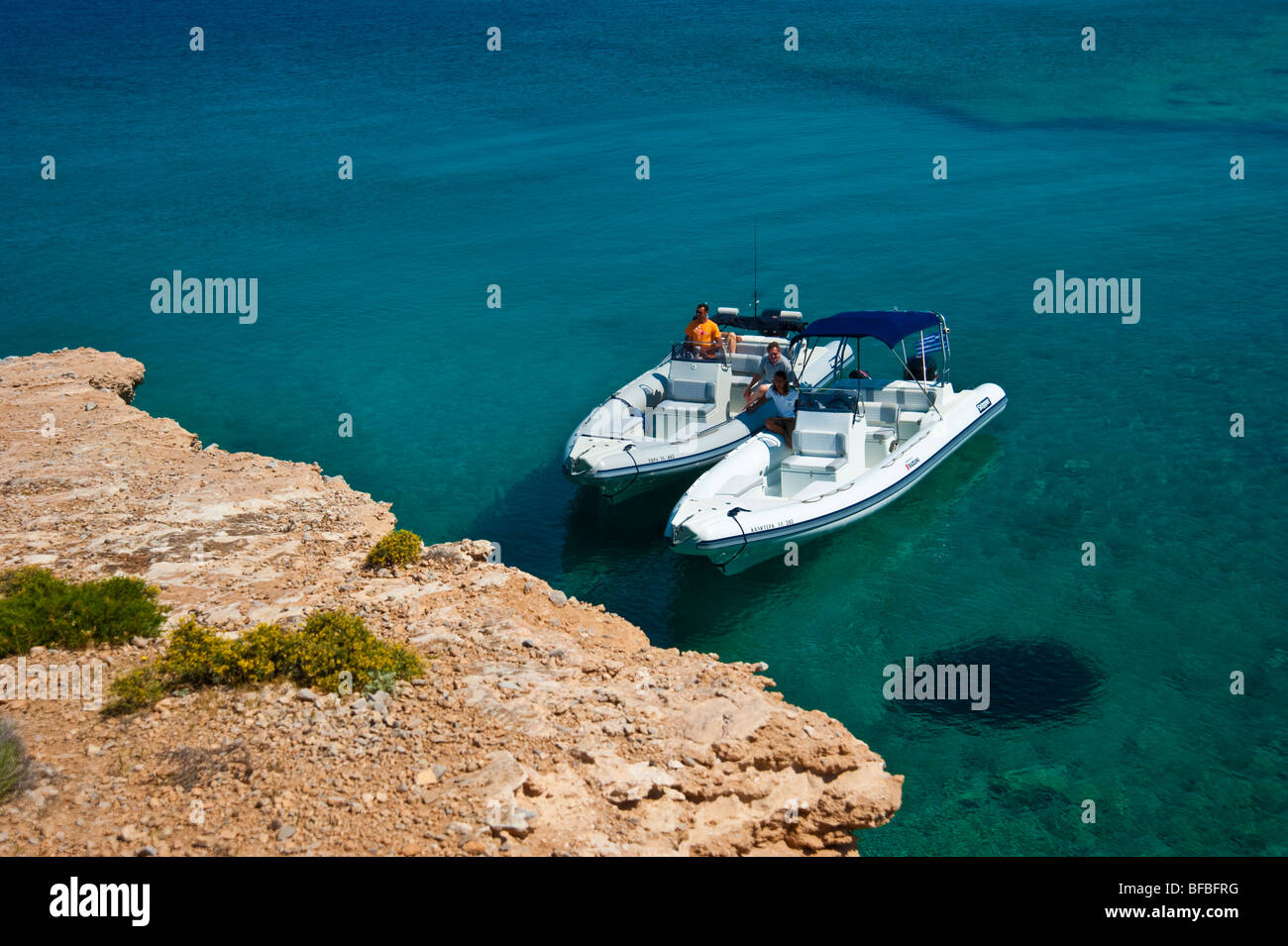 Deux bateaux gonflables le long de la côte dans la région de Blue Bay, Saroic Golf, Grèce Banque D'Images