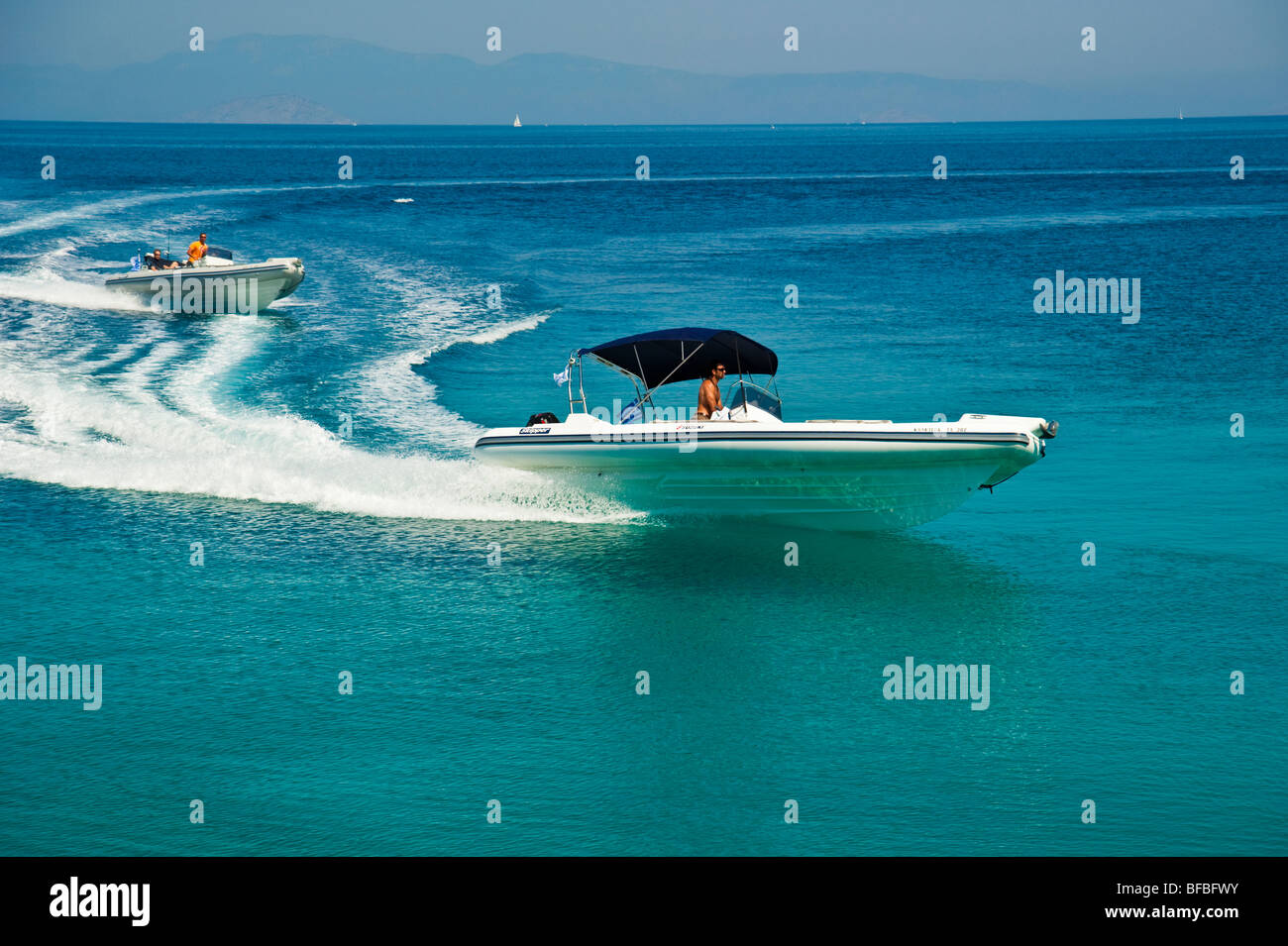 Deux bateaux gonflables dans l'eau bleue, Saroic Golf, Grèce Banque D'Images