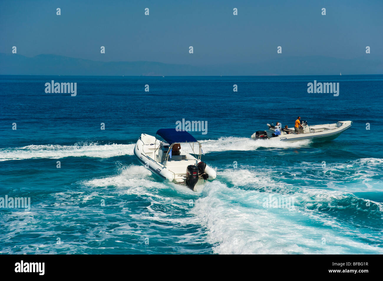 Deux bateaux gonflables courbant en bleu de l'eau, Saroic Golf, Grèce Banque D'Images