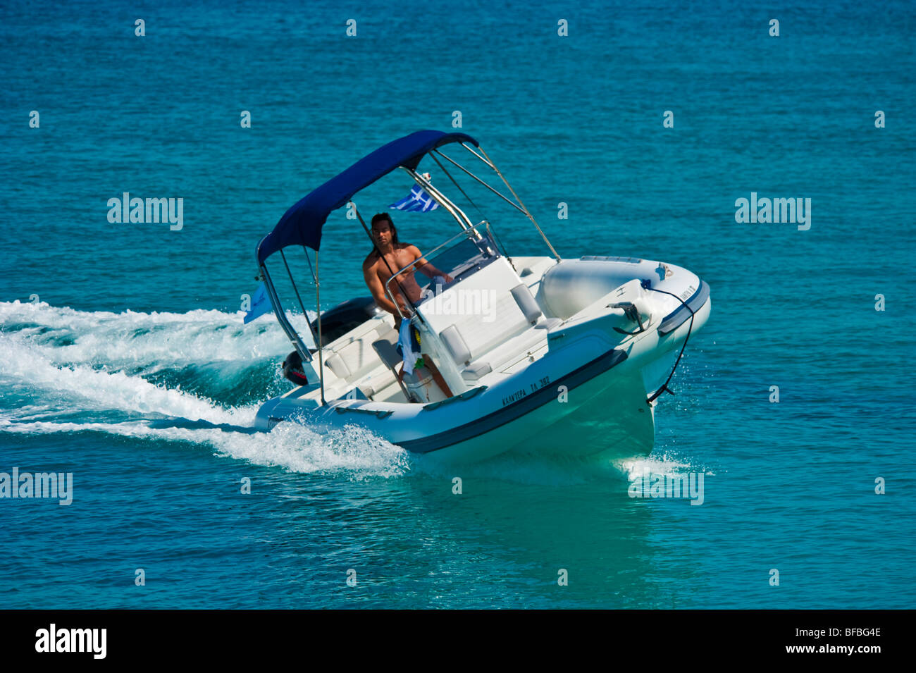 Bateau gonflable dans l'eau bleu en courbe, Saroic Golf, Grèce Banque D'Images