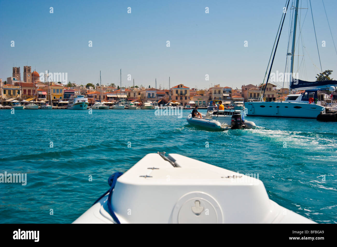 Les bateaux gonflables approchant de l'entrée du port sur l'île d'Aegina, Saroic Golf, Grèce Banque D'Images