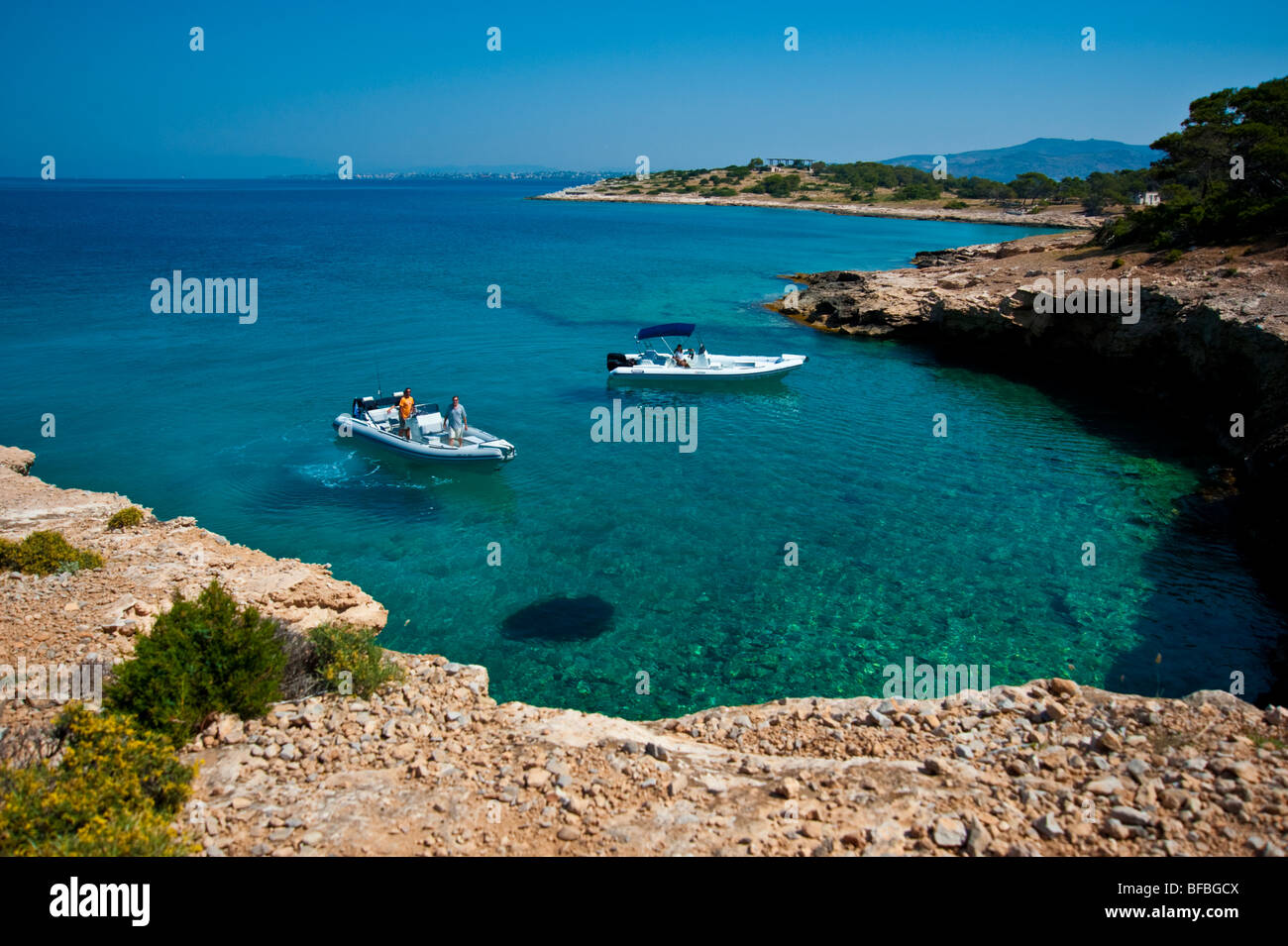 Deux bateaux gonflables à mouiller à blue bay, Saroic Golf, Grèce Banque D'Images