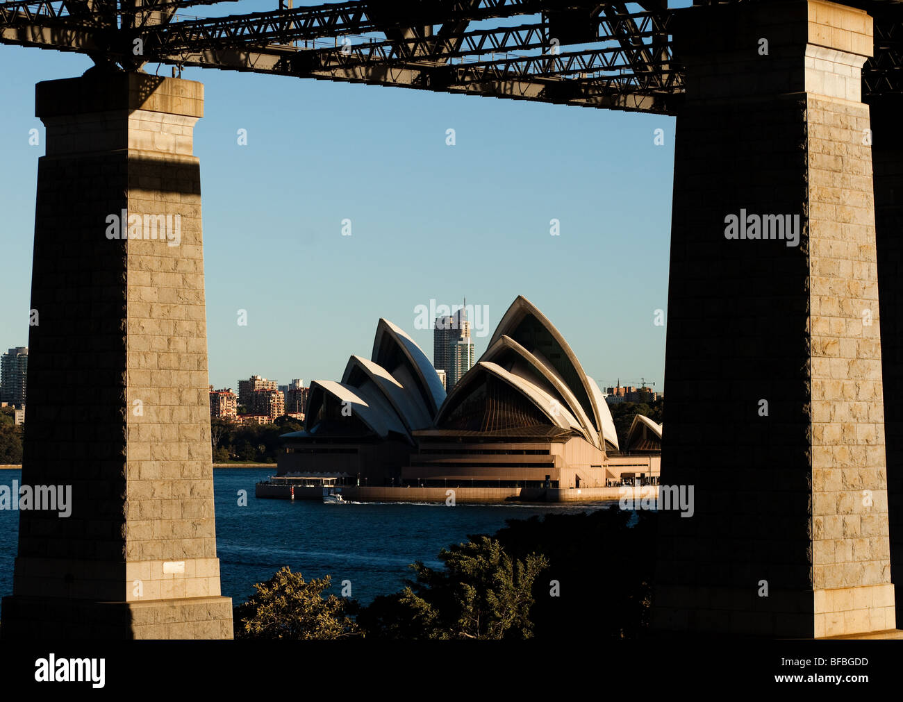 L'Opéra de Sydney encadrée par des piliers soutenant le Sydney Harbour Bridge Banque D'Images