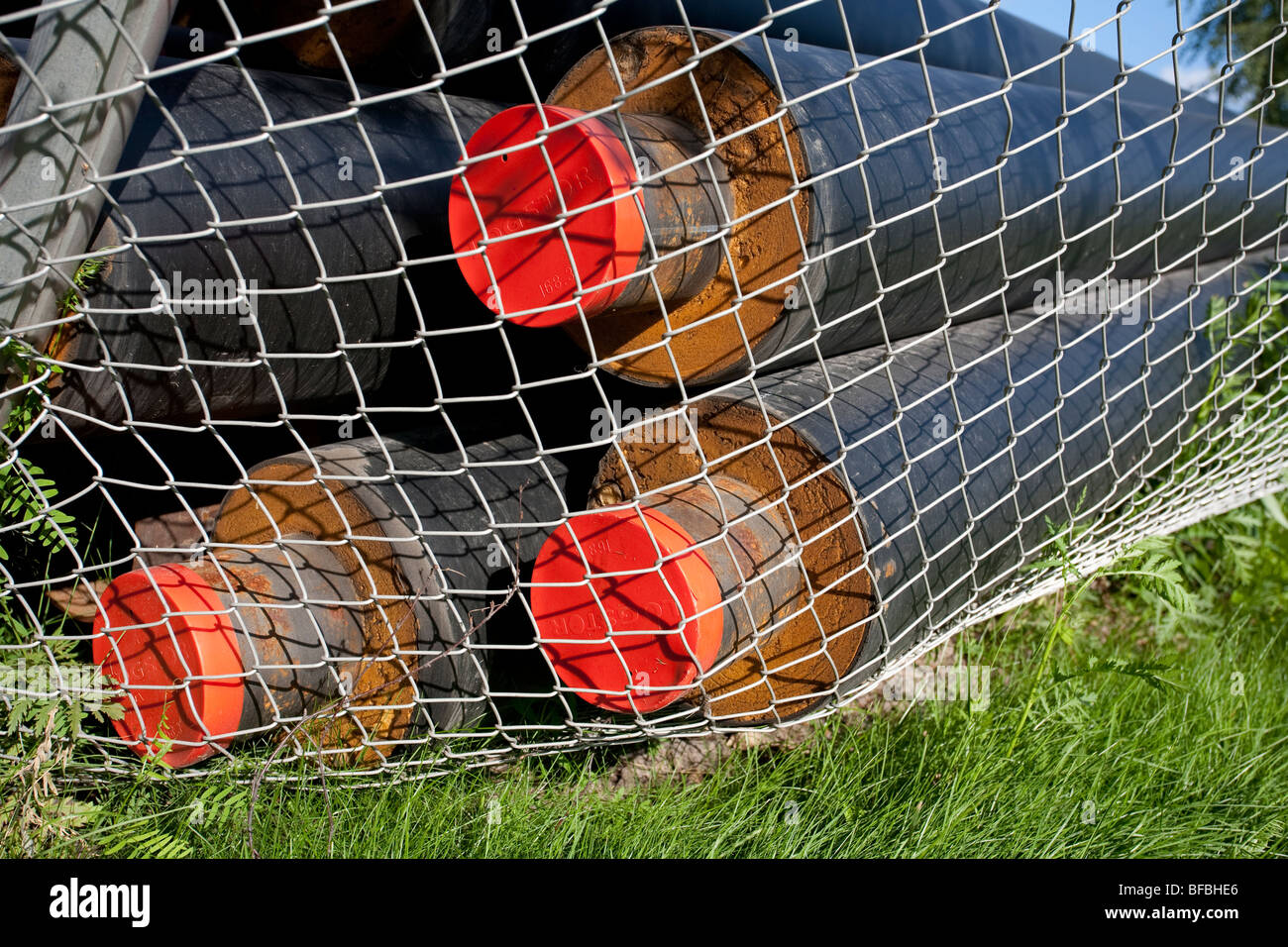 Tuyaux isolés utilisés pour la distribution d'eau chaude dans les canalisations de chauffage urbain Banque D'Images
