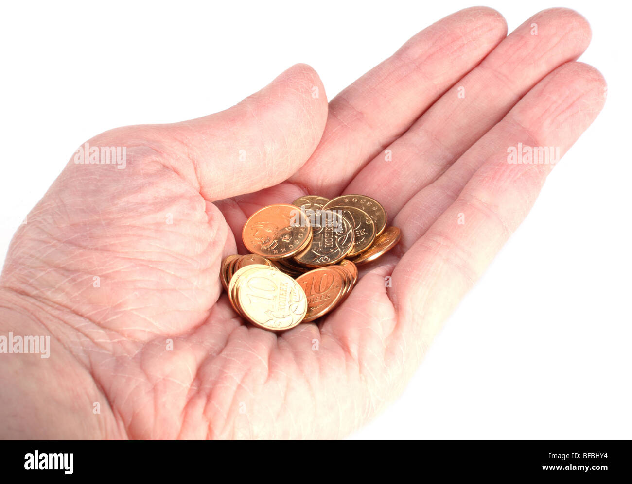 La main avec pièces de cuivre sur fond blanc Banque D'Images