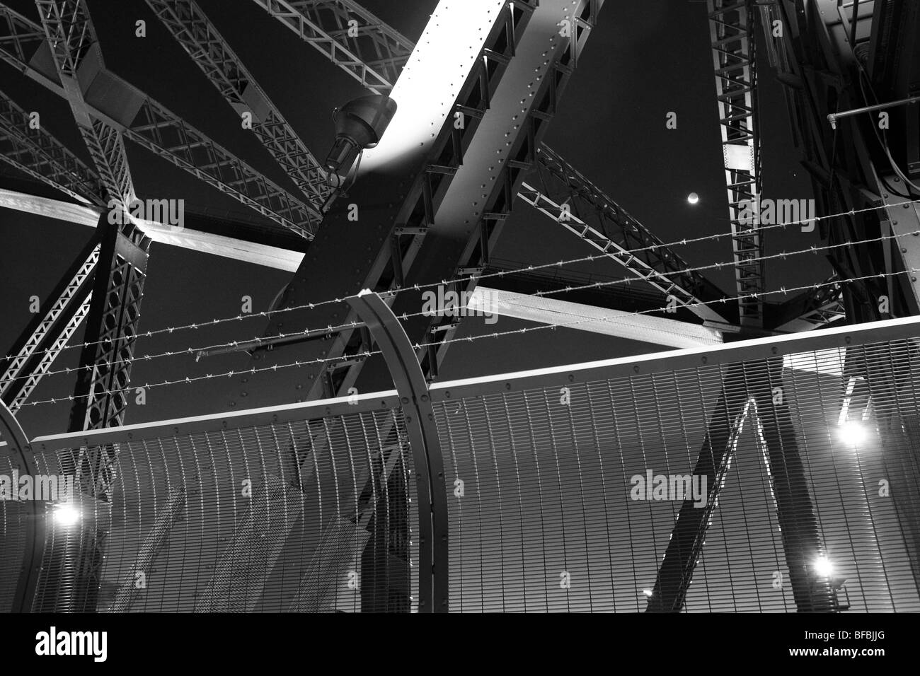 La structure de support du Sydney Harbour Bridge vu la nuit. Banque D'Images