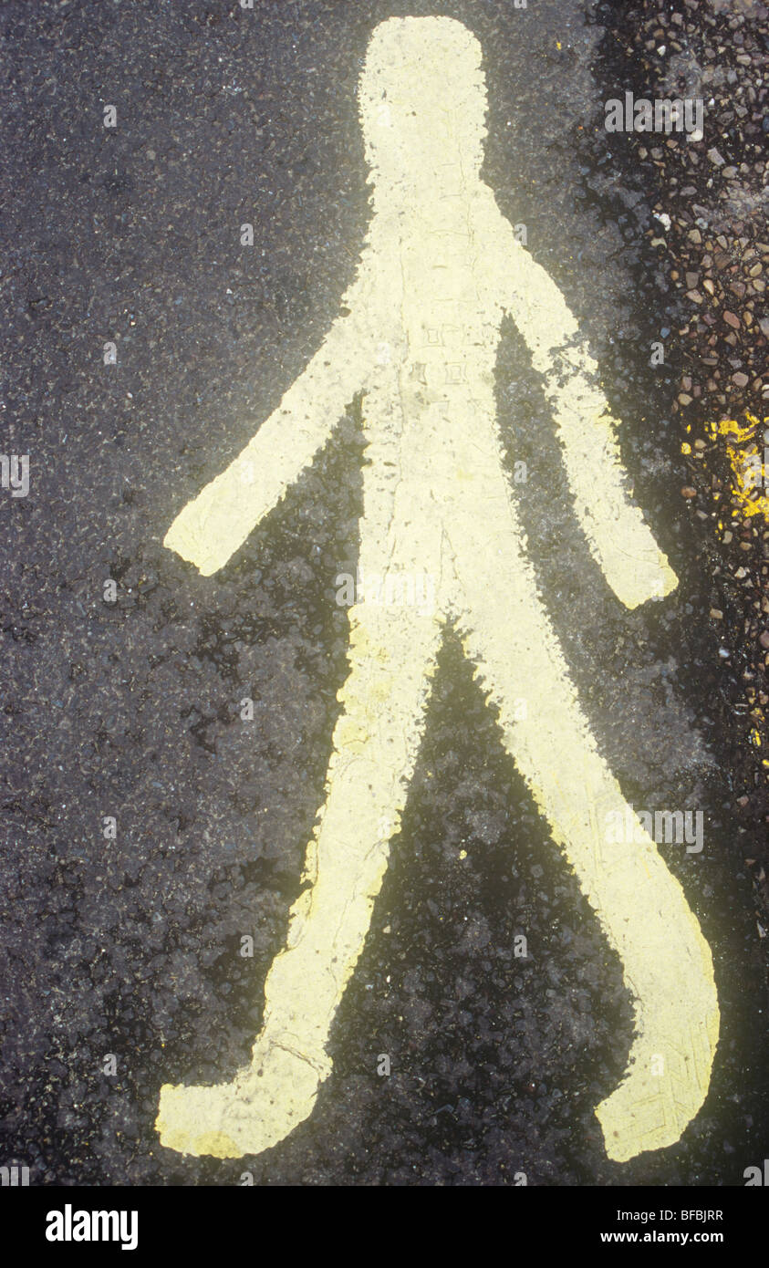 Vue depuis directement au-dessus des piétons jaune peint sur la surface de l'icône noire de la route ou parking Banque D'Images