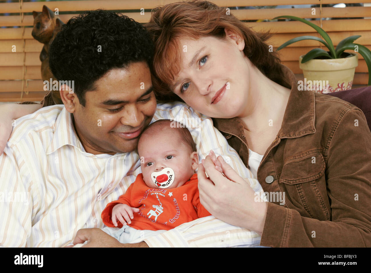 Heureux Parents Fiers African American European Caucasian Couple Avec Leur Race Mixte Bebe Nouveau Ne Seriecvs Photo Stock Alamy