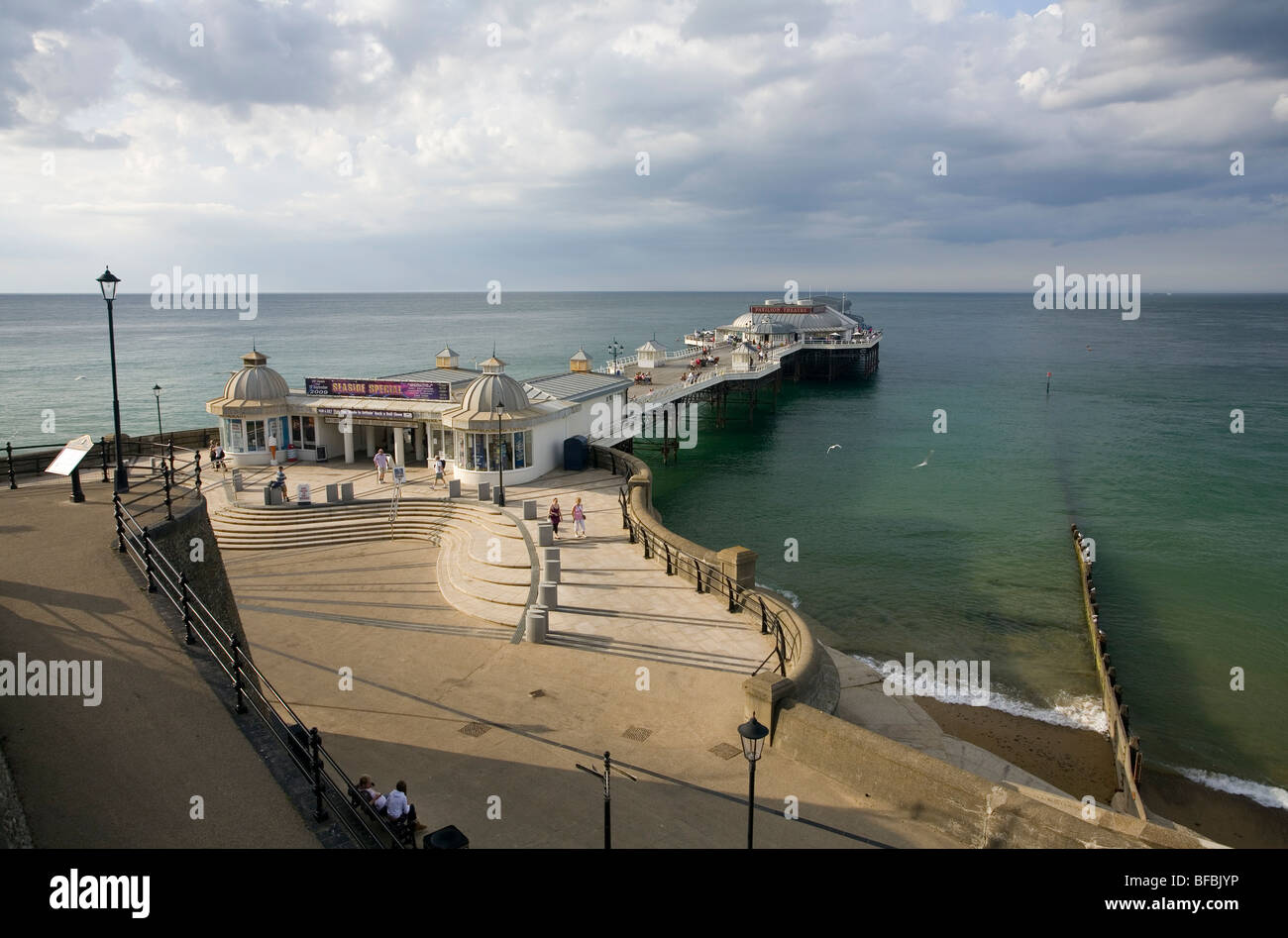 Jetée de Cromer et pavés décoratifs de la promenade à Cromer, dans le Norfolk. Banque D'Images