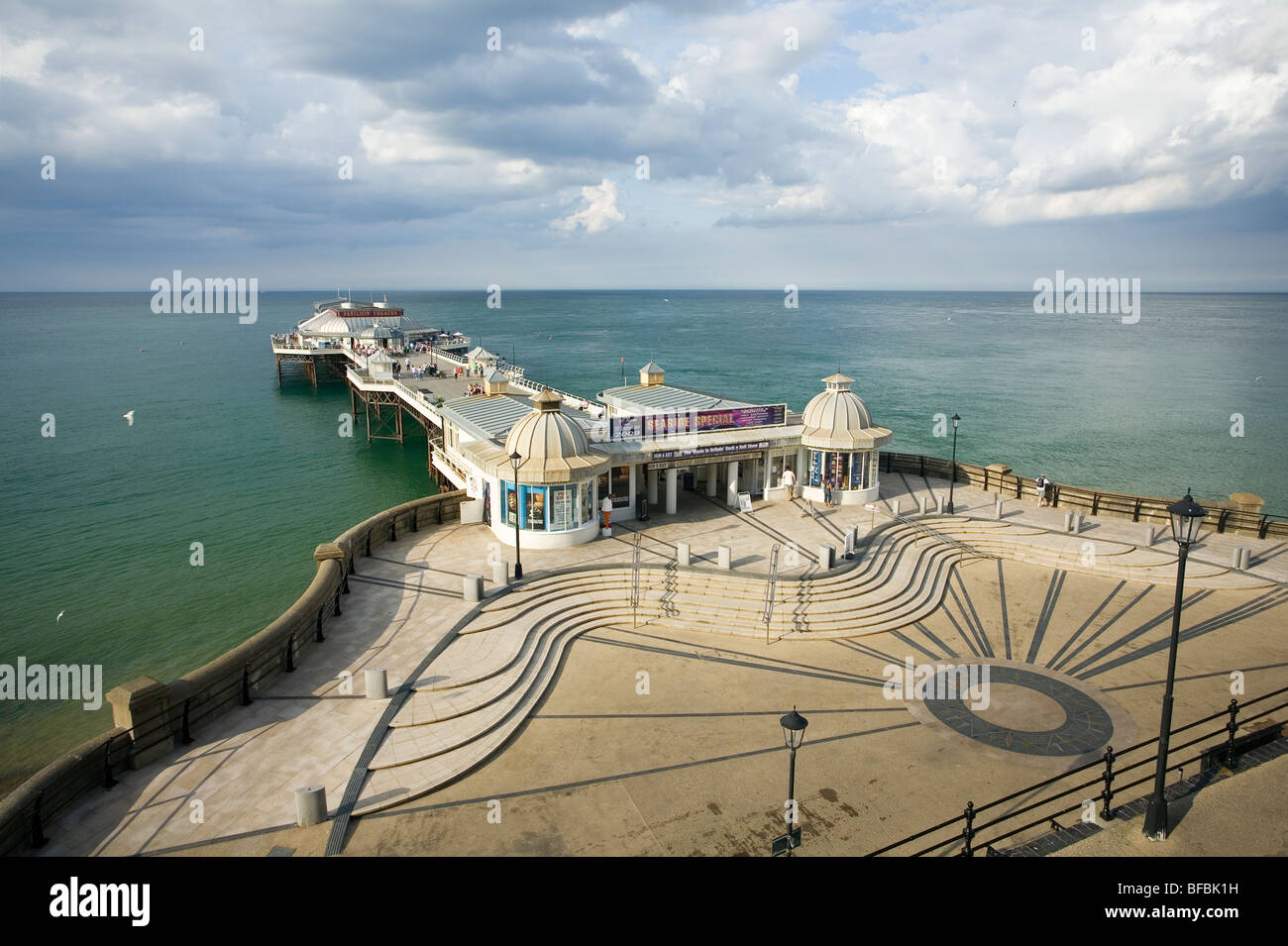 Jetée de Cromer et pavés décoratifs de la promenade à Cromer, dans le Norfolk. Banque D'Images